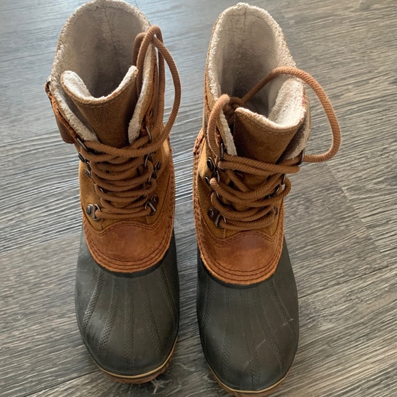Sorel Duck Boots size 7.5 lightly used - Picture 1 of 3